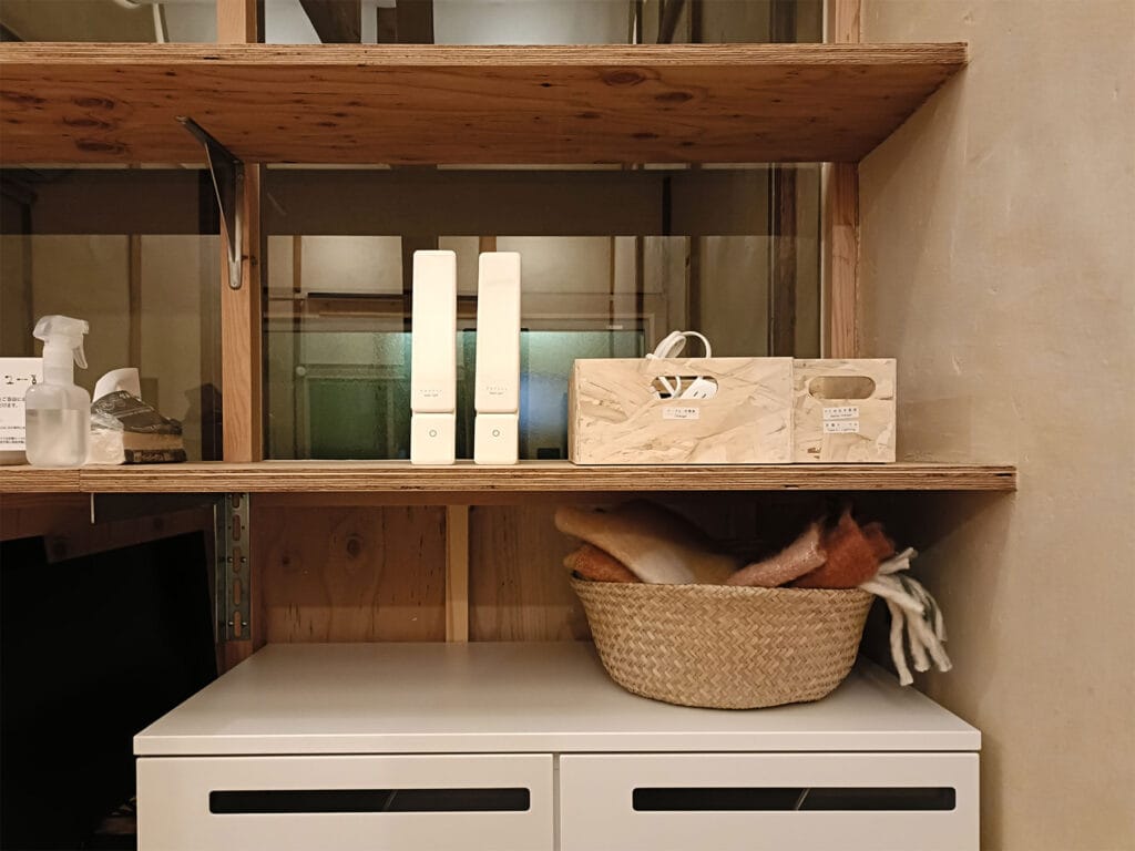 貸し出し備品。モニター、デスクライト、ひざ掛け、各種ケーブルなどがあります