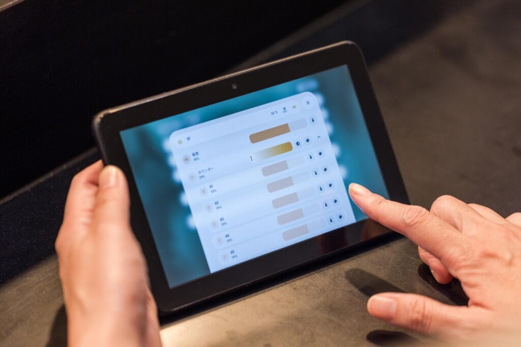タブレットで空調や照明を調整可能